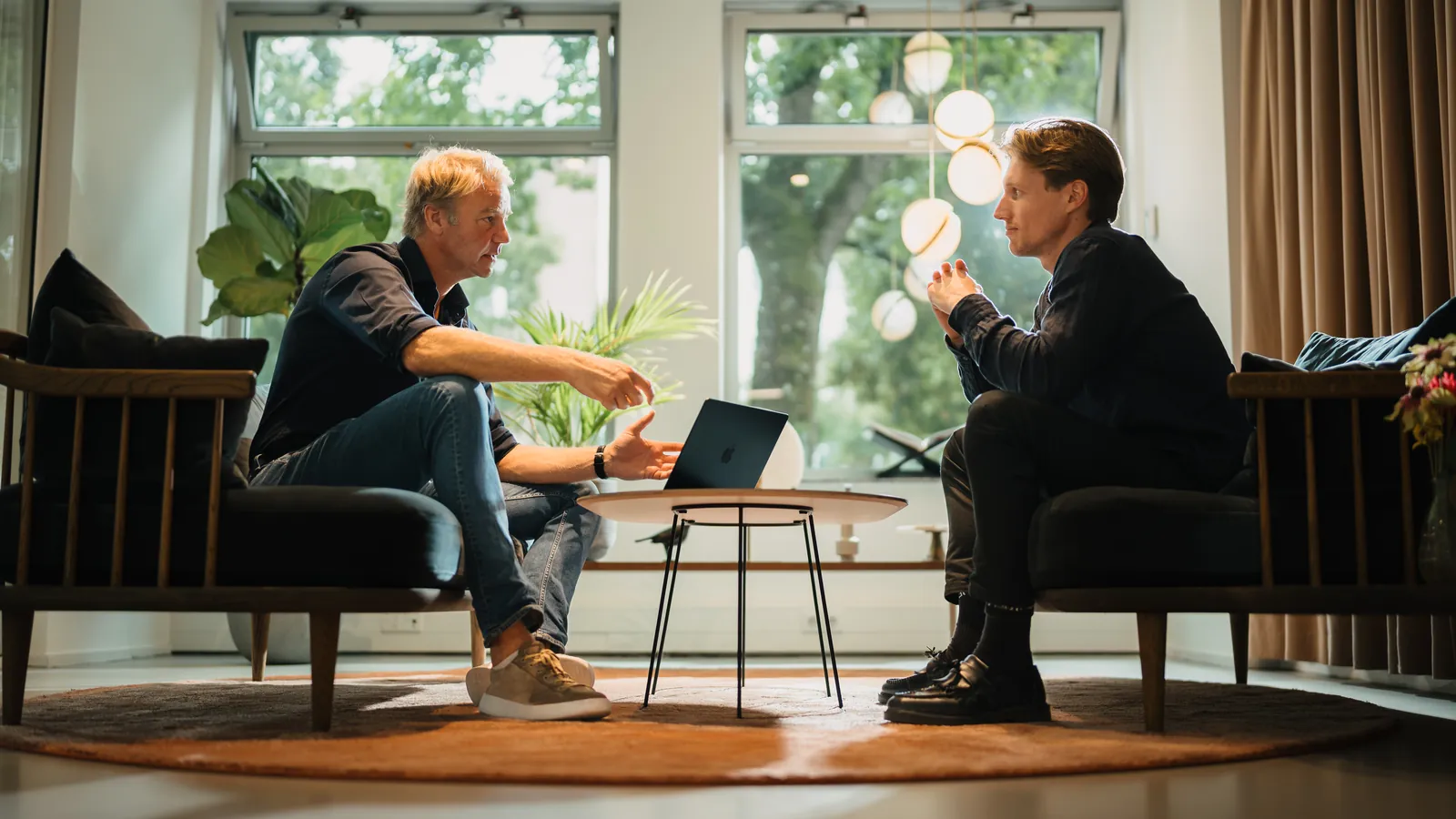 Jurre Grimberg in gesprek met een ondernemer bij Newday Offices